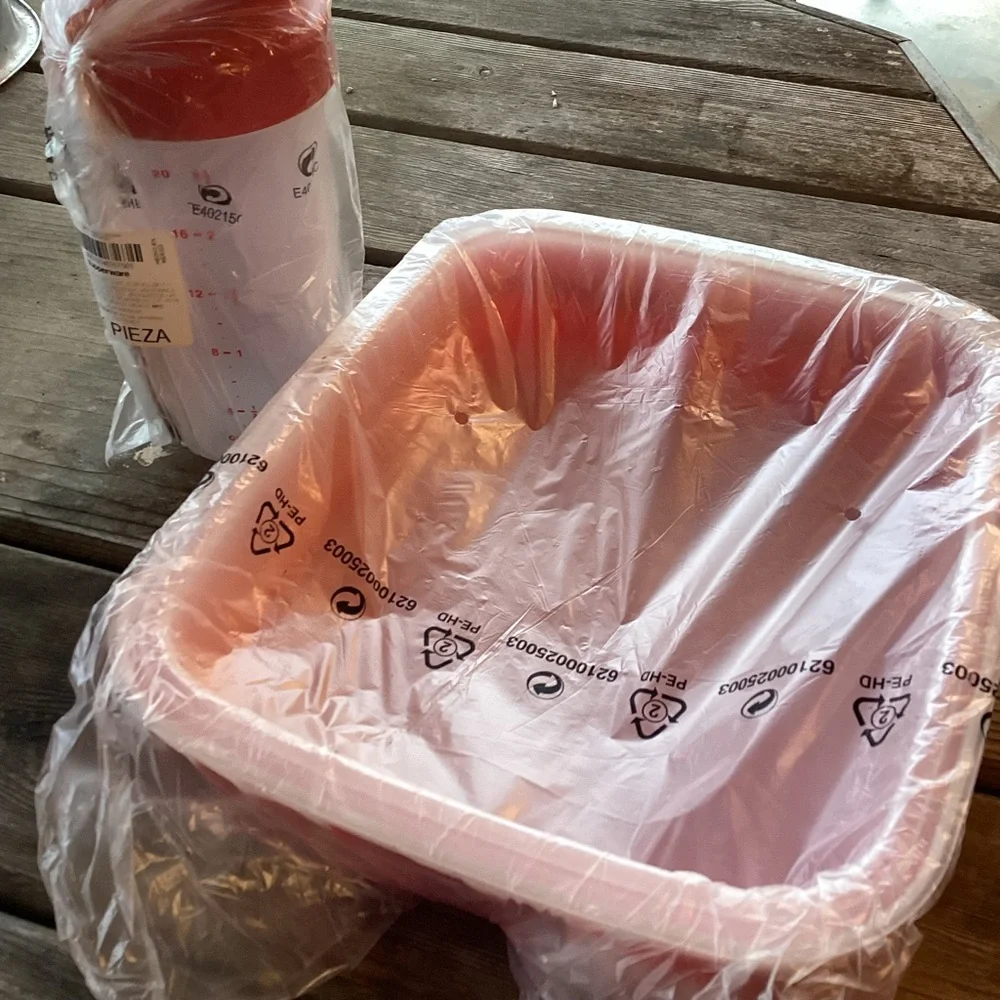 Tupperware Shake and Marinate Set in Red